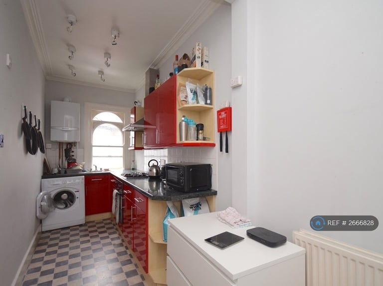 2 bedroom flat in Harbut Road, London, SW11 (2 bed) (#2666828)