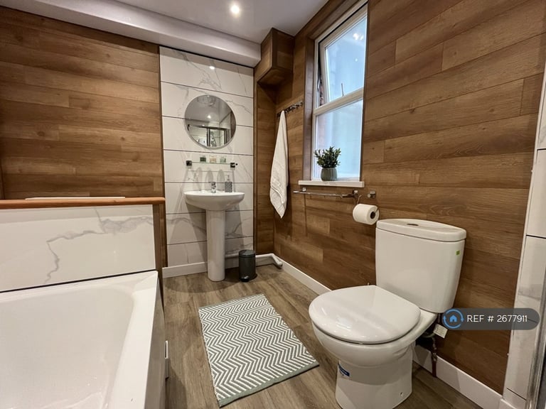 7 bedroom house in Garmoyle Road, Liverpool, L15 (7 bed) (#2677911)