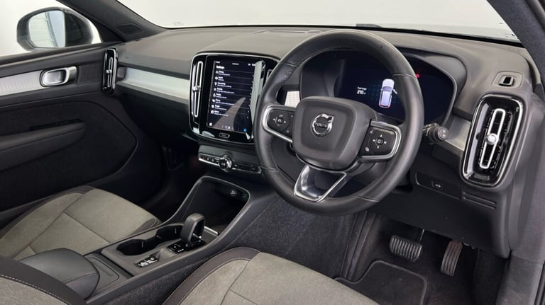 2022 Volvo XC40 Core, B3 mild hybrid, Petrol (Apple CarPlay, Power Tailgate, Google Nav) Estate P...