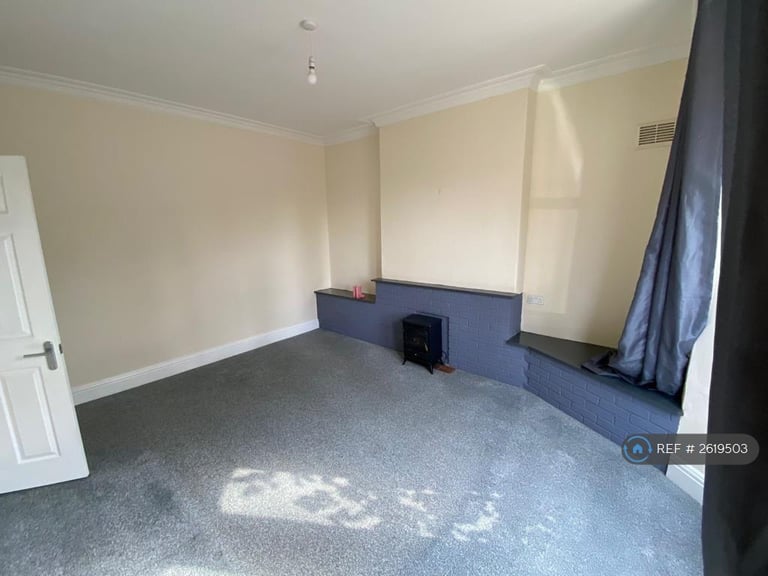 2 bedroom flat in West Street, Yeovil, BA20 (2 bed) (#2619503)