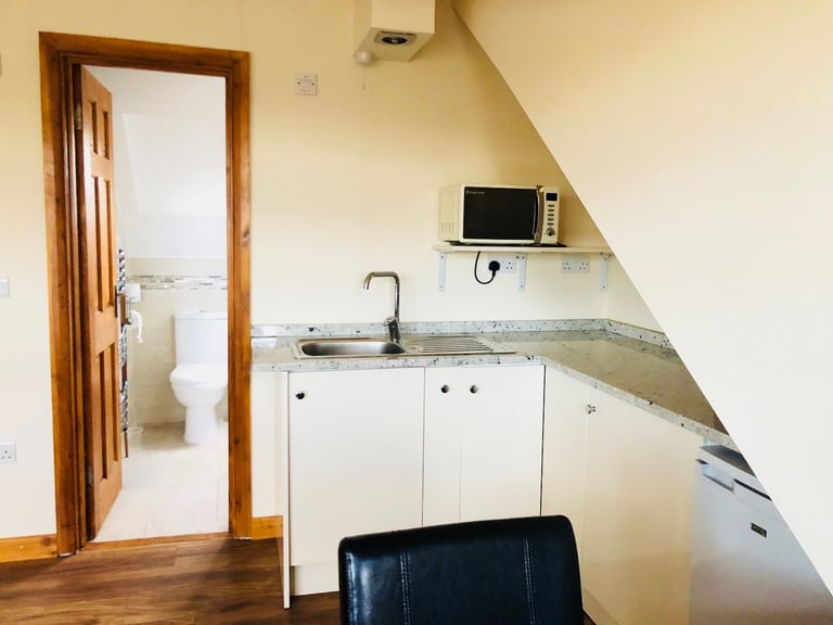 Loft Studio for couple in Chingford £1150 INC BILLS