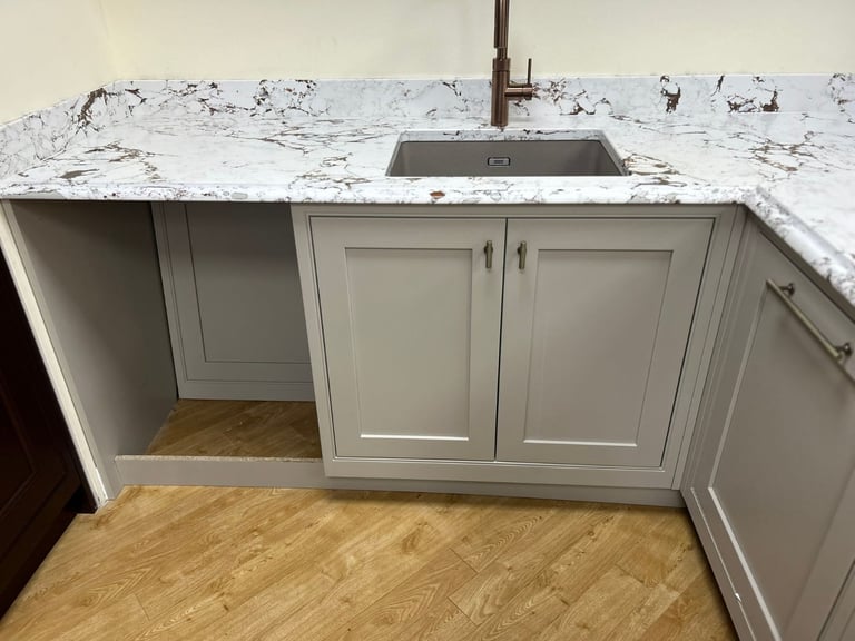 Ex display Second Nature Clarendon inframe kitchen units