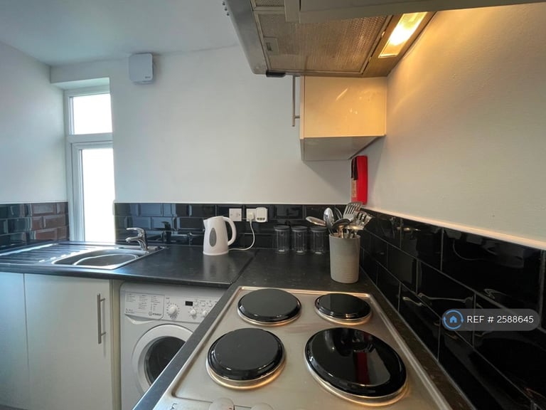 2 bedroom flat in Lower Ford Street, Coventry, CV1 (2 bed) (#2588645)