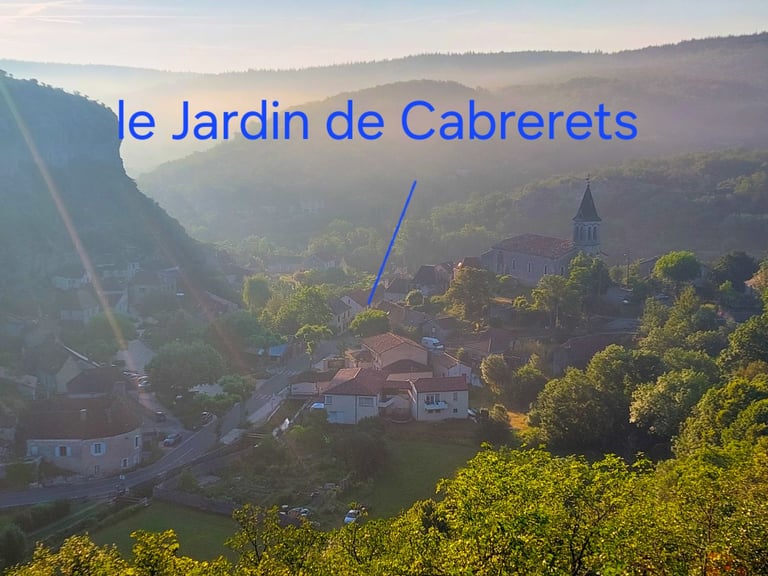 Large property and commercial opportunity in Cabrerets, Midi-Pyrenees (Occitanie)