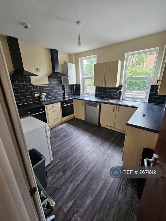 8 bedroom house in Wilbraham Road, Manchester, M14 (8 bed) (#2671812)