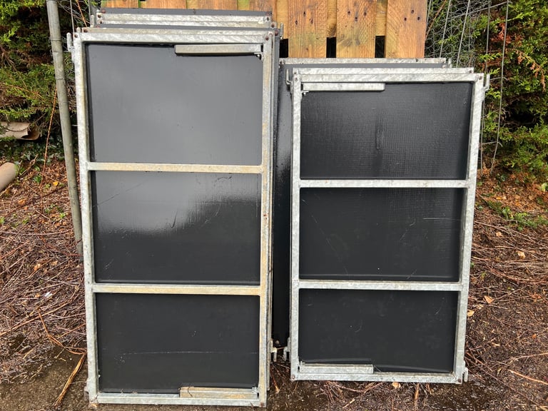 Raised kennel sleeping bench 
