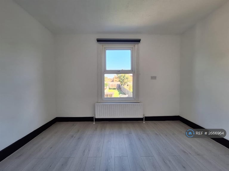 3 bedroom flat in St. Lukes Road, Maidstone, ME14 (3 bed) (#2666964)