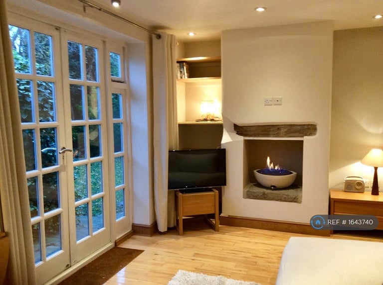 1 bedroom flat in Compton Way, Witney, Oxfordshire, OX28 (1 bed) (#1643740)