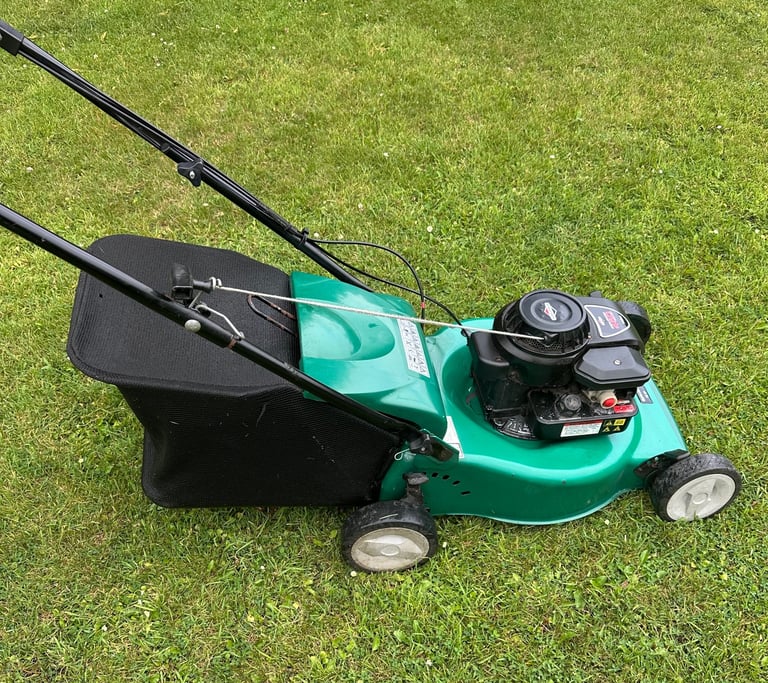 Qualcast 18”cut Selfdrive petrol lawnmower Briggs 450 Series easy start engine mower serviced 
