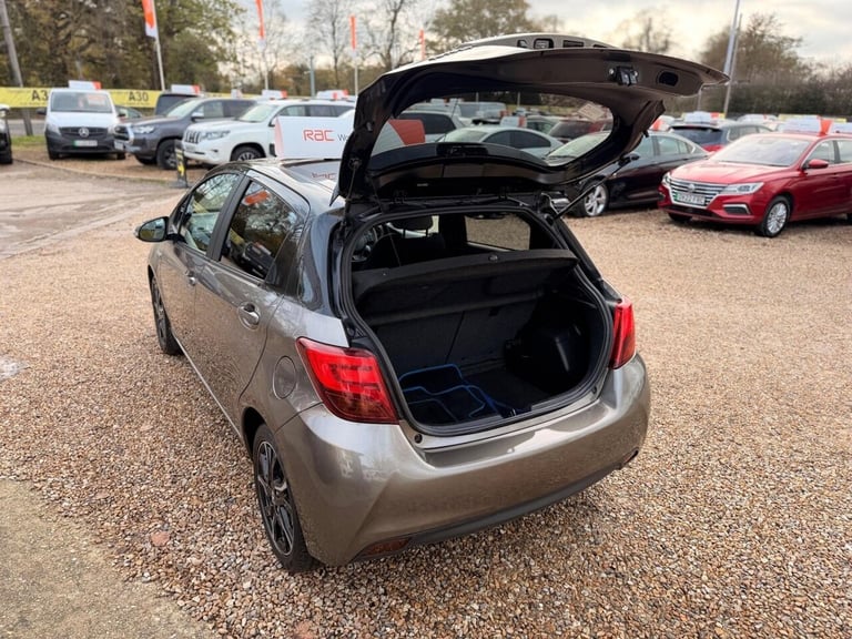 2016 Toyota Yaris 1.5 VVT-h Design E-CVT Euro 6 5dr Hatchback Automatic