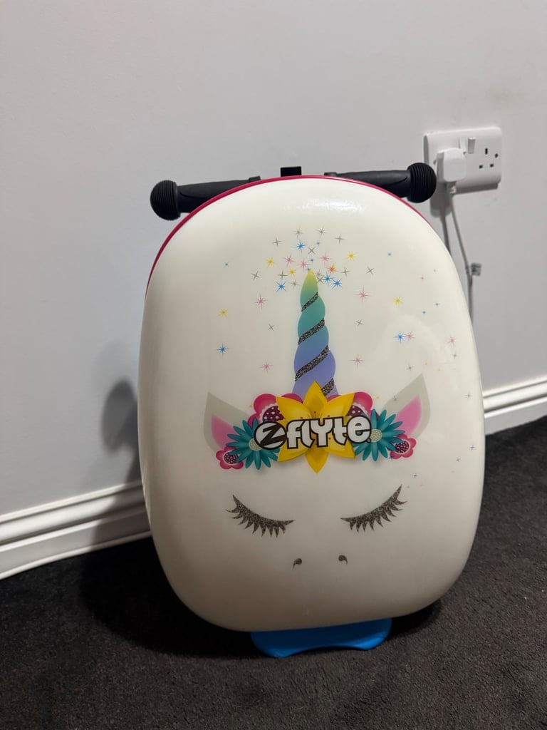 Flyte kids suitcase with scooter 