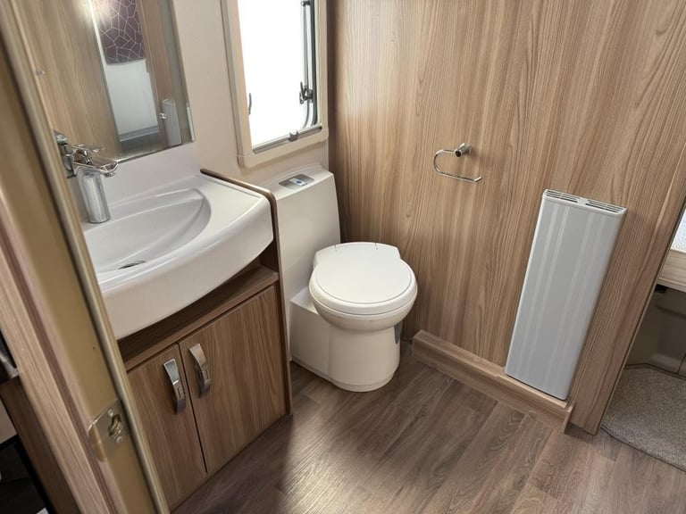 2020 SWIFT Challenger x835 4 Berth fixed island bed