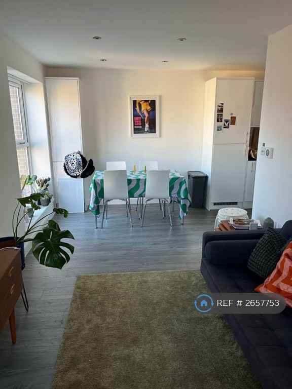 3 bedroom flat in Green Lanes, London, N4 (3 bed) (#2657753)