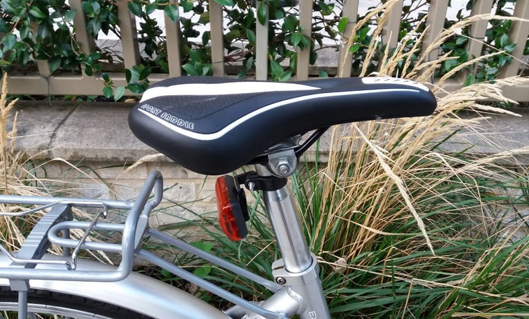 GIANT LIKE NEW LADIES HYBRID BIKE COMFORTABLE AND ELEGANT CITY BICYCLE