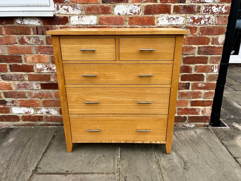 Solid Oak Chest of Drawers - Excellent Condition 