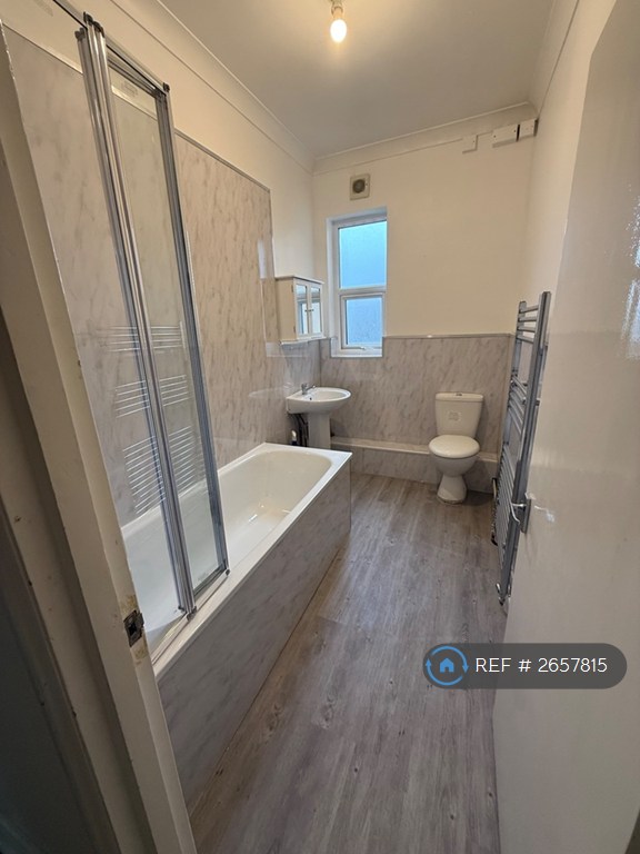 1 bedroom flat in Peckham, London, SE15 (1 bed) (#2657815)