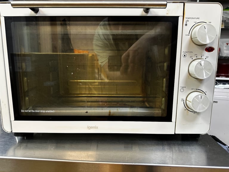 White igenix table top electrical oven 