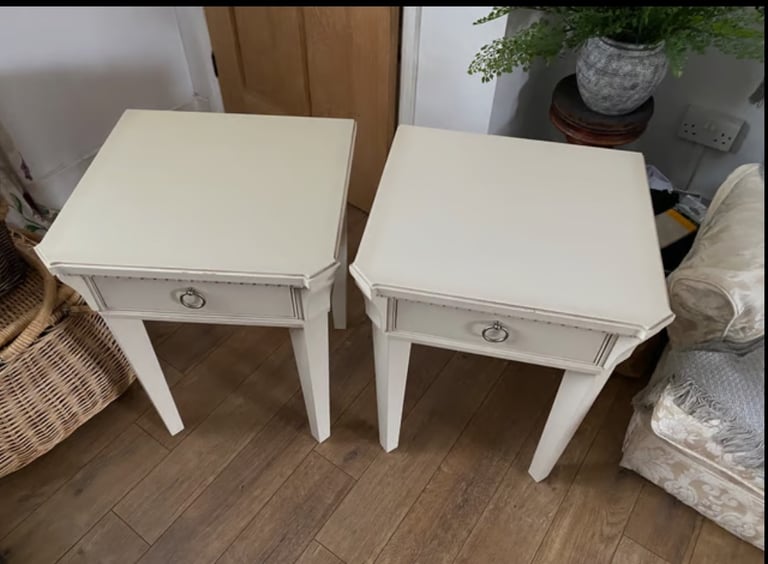 I have 2 cream bed side cabinets good condition brought from John Lewis 
