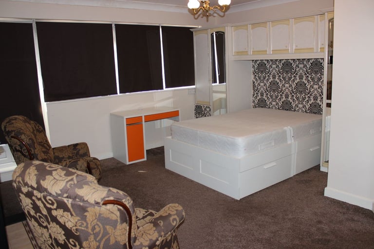 N13 Studio To Let Palmers Green