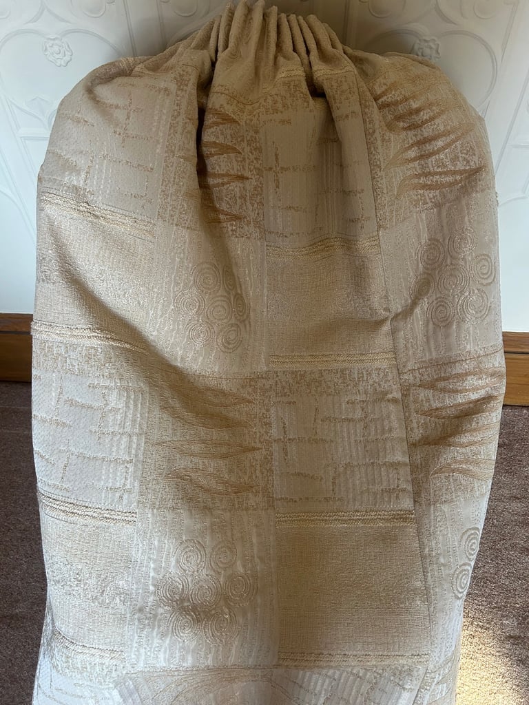 Fully lined curtains with pelmet 