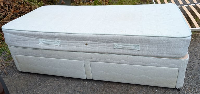 Single divan bed and mattress with drawers 