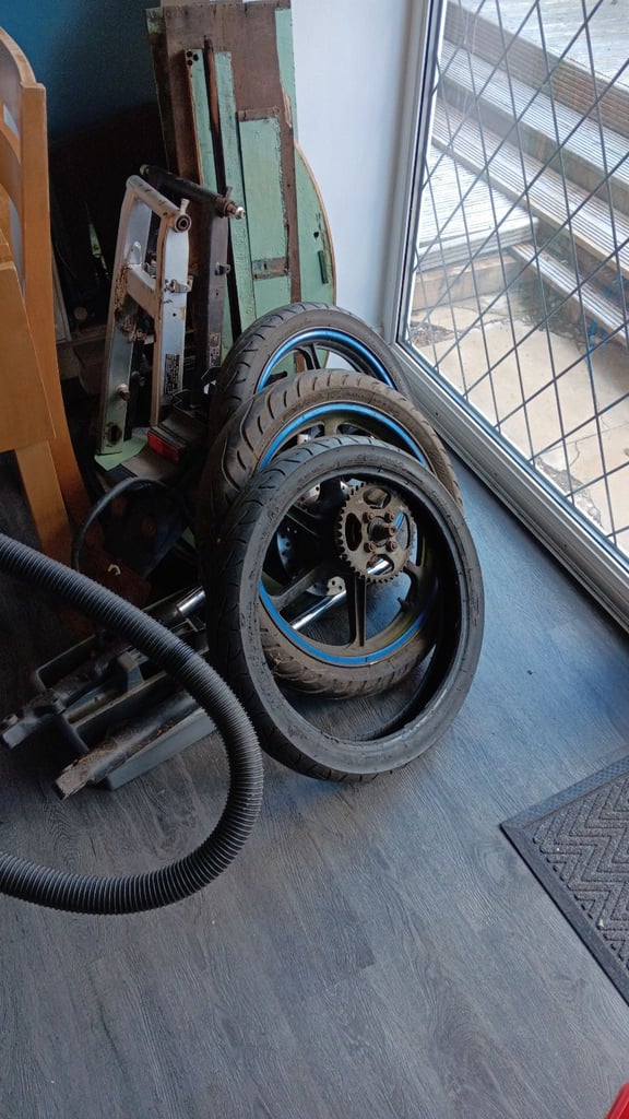 2005 cbr 125r project, rolling chassis, no engine
