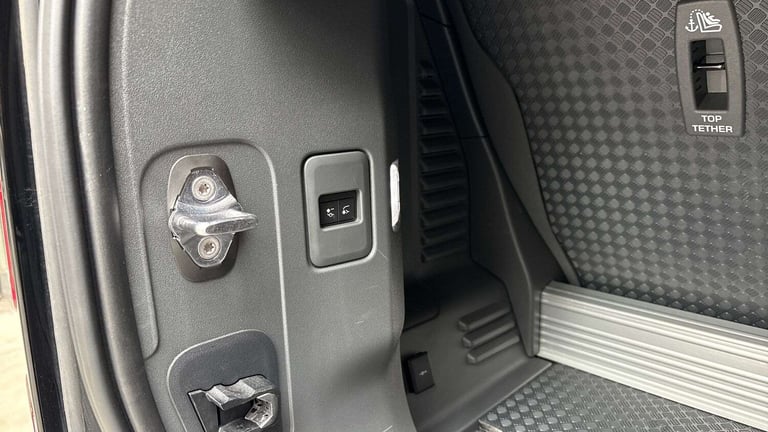 2024 Land Rover Defender 3.0 D250 X-Dynamic HSE 90 3dr Auto ESTATE DIESEL Automatic