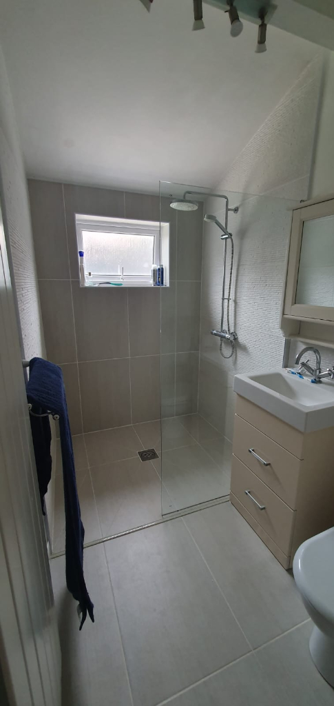 Dble room in large newly renovated house (single occupancy only) 