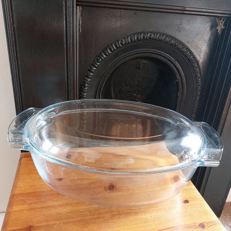 image for Large Pyrex Oval Glass Casserole Dish 