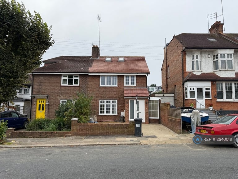 5 bedroom house in Halliwick Road, London, N10 (5 bed) (#2640018)