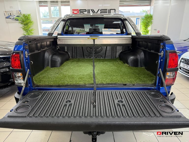 HUGE SPEC! TOYOTA HILUX INVINCIBLE 2.4 D-4D 4WD AUTO + NO VAT + FREE DELIVERY!