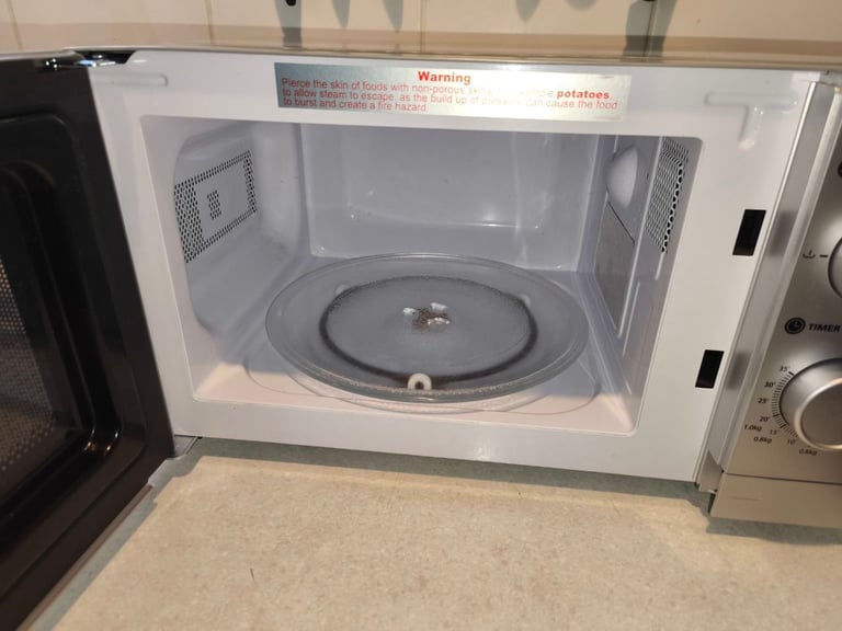 Microwave GEORGE 700 W * Like New