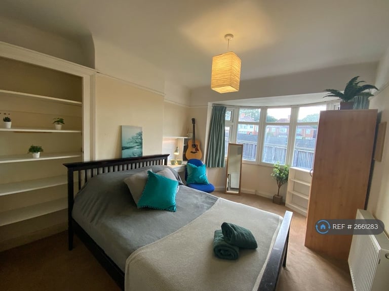 6 bedroom house in Ash Grove, Guildford, GU2 (6 bed) (#2661283)