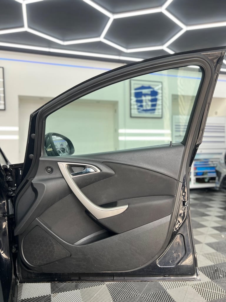 2011 Vauxhall Astra 1.6 16v Exclusiv Euro 5 5dr HATCHBACK Petrol Manual - Image 13