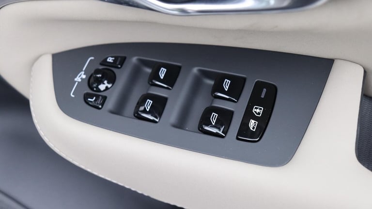 2025 Volvo XC90 T8 PHEV AWD Ultra Dark (Sunroof, 360 Camera, Bowers &amp; Wilkins Sound) ESTATE P...