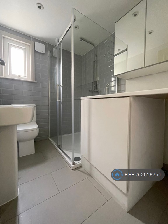 3 bedroom flat in Crystal Palace, London, SE19 (3 bed) (#2658754)