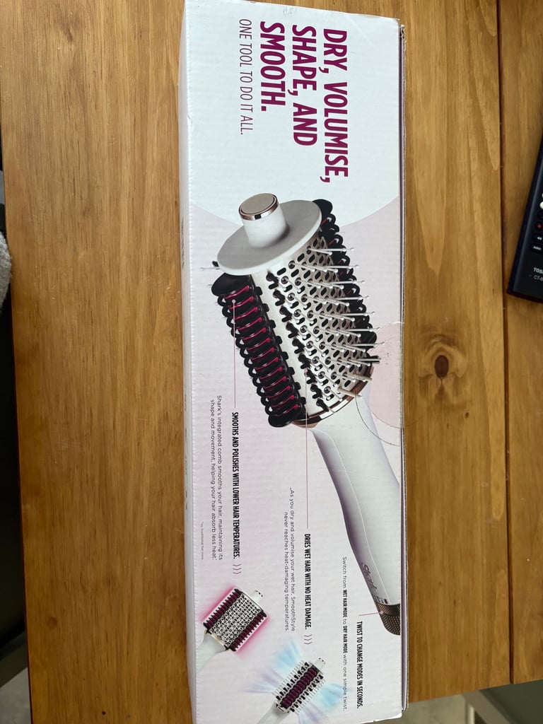 Brand new Shark SmoothStyle Heated Brush & Smoothing Comb HT202UK