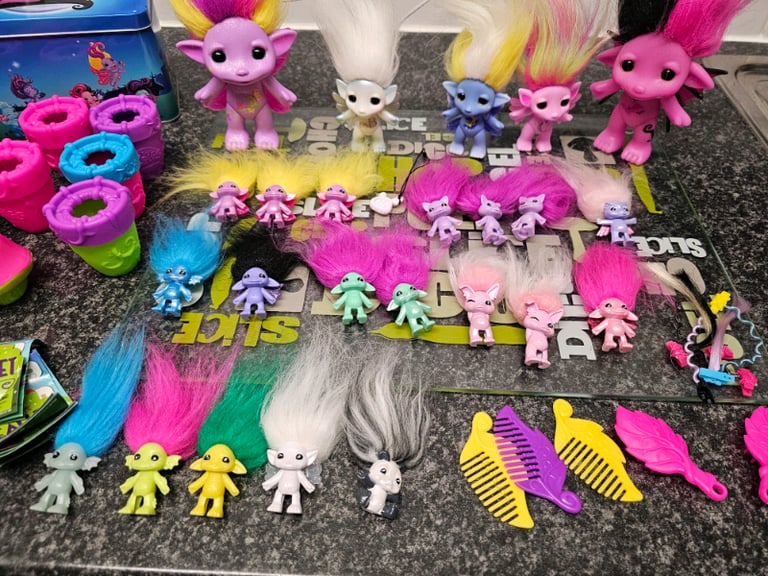 Large bundle of 24 Zelfs plus tin and accessories 