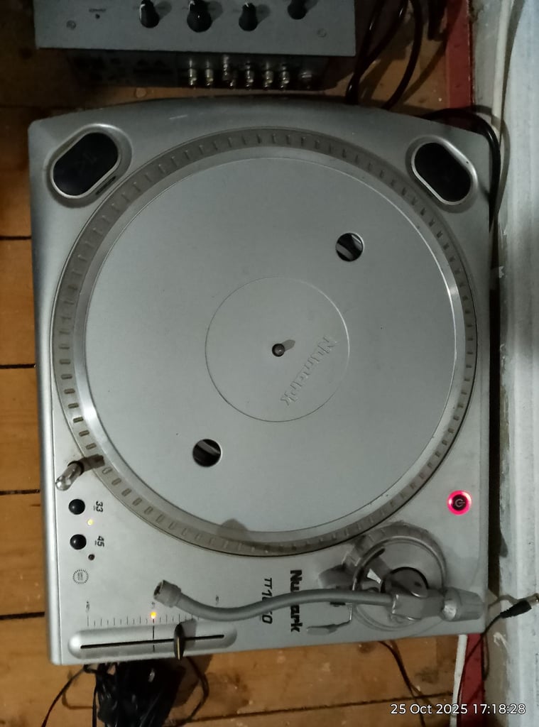 Numark Tt1650 music DJ deck and mixers 