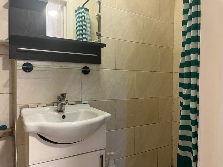 Self Contained studio flat in West Hendon