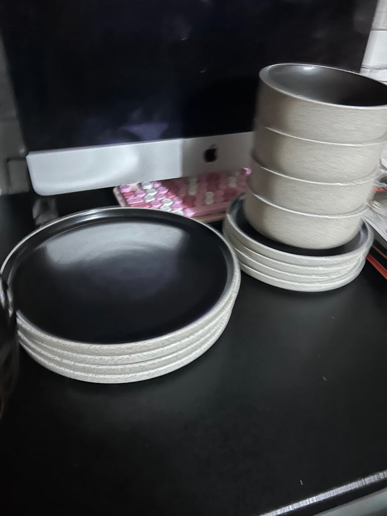 image for Beige/black plate set 
