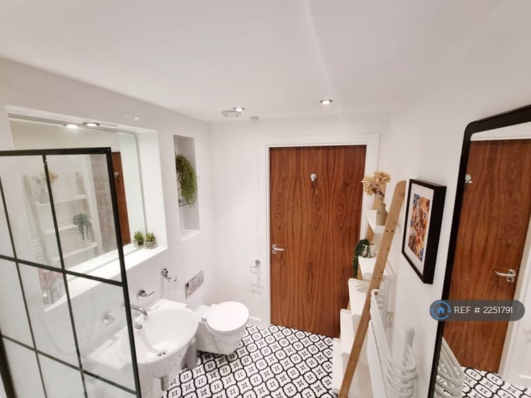 2 bedroom flat in The St. George Building, Leeds, LS1 (2 bed) (#2251791)