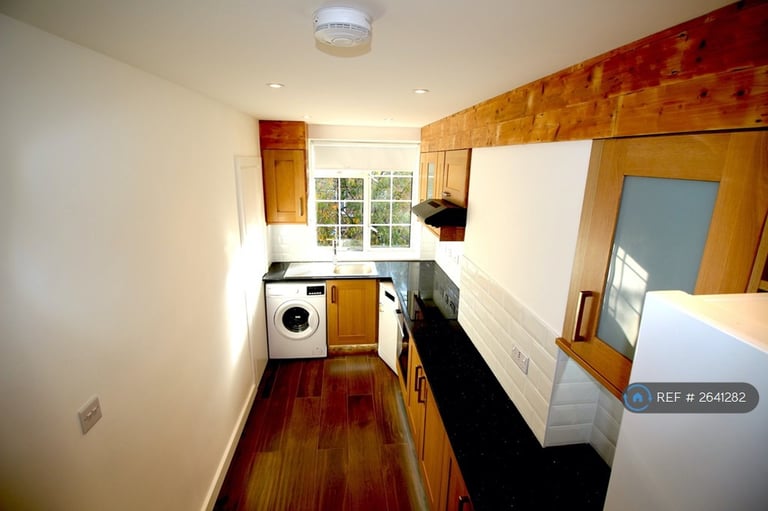 3 bedroom flat in Davidson Gardens, London, SW8 (3 bed) (#2641282)