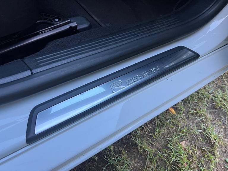 2018 Volvo V40 2.0 T2 R-Design Euro 6 (s/s) 5dr HATCHBACK Petrol Manual