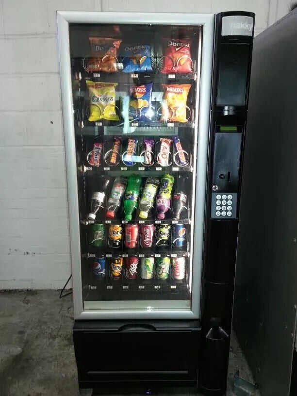 SNAKKY combination vending machine