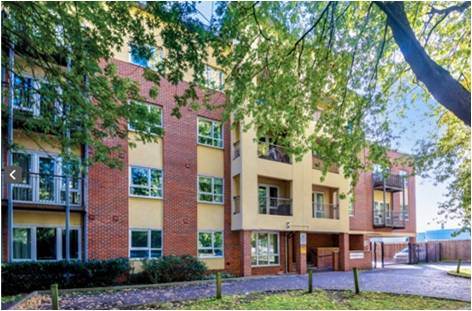 Caversham Flat (near River Thames). Double room with private bathroom.