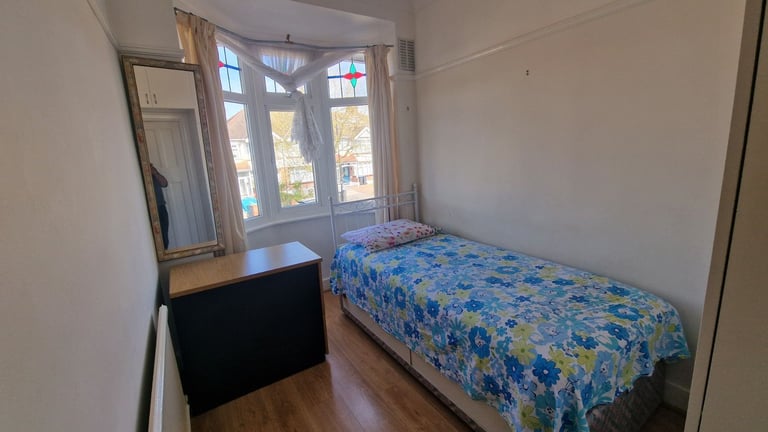 Single Room to Rent in a Family Share House in Bush Hill Park, Enfield £600 including all.