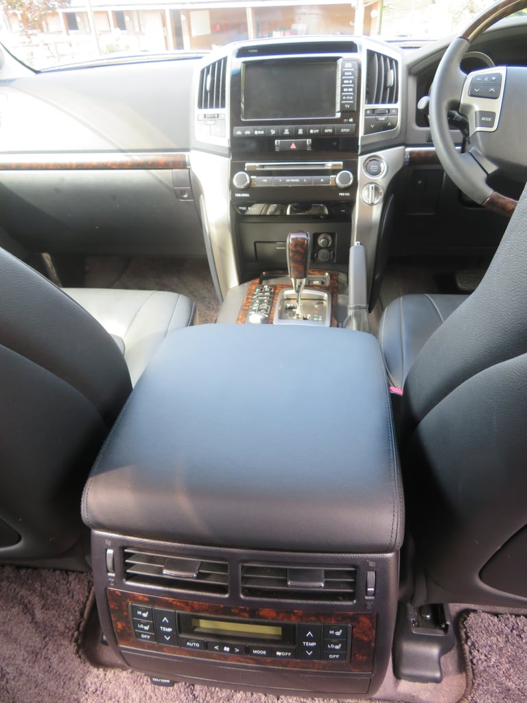 TOYOTA LAND CRUISER ZX 4.6 V8 PETROL 2014  22K MILES  1 OWNER 8 SEATER
