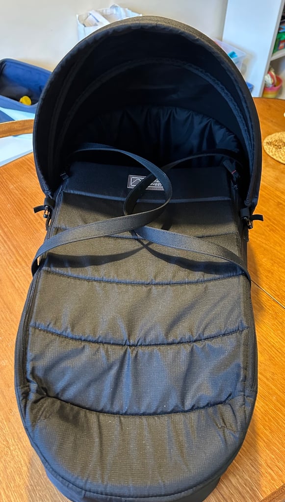 Mountain Buggy Newborn Cocoon, carrycot with handles for travel