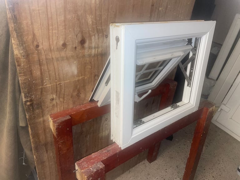 H 36.5 x W 47 cm - BEAUTIFUL SMALL GEORGIAN UPVC DOUBLE GLAZED WINDOW - CLEAR THERMAL (REF: SJ462)